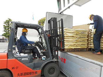 丸新運輸梱包株式会社 出荷部門 肥料出荷 積込作業